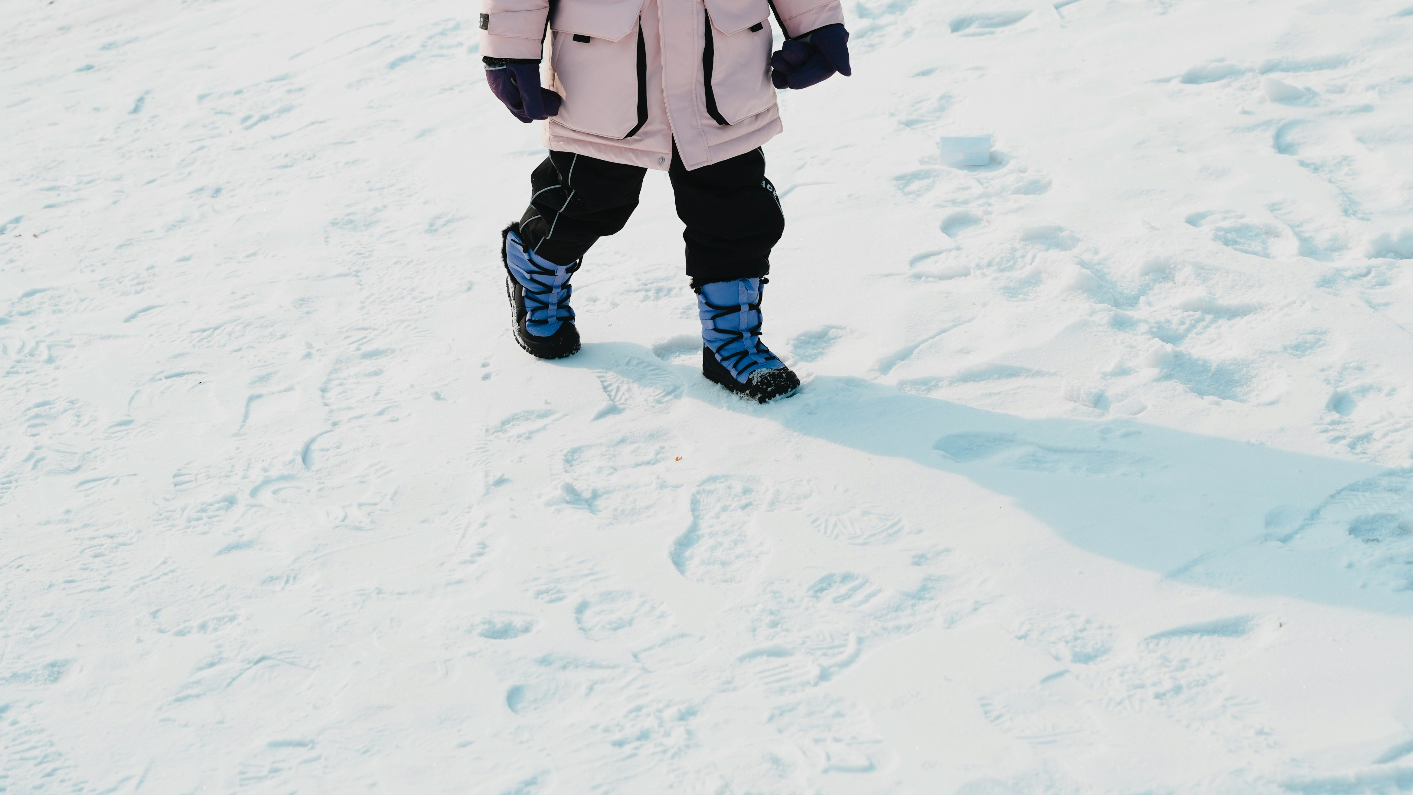 Zimowe obuwie dla dziewczynki – jak wybrać ciepłe i wygodne buty na chłodne dni